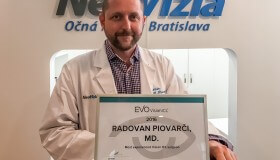 Primár NeoVízie MUDr. Piovarči vykonáva najviac implantácii ICL* v Čechách a na Slovensku