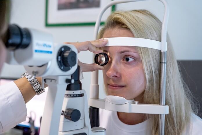 Lenka Madlenová, The Stylemon, absolvuje práve precízne 3.hodinové vyšetrenie očí pred laserovou operáciou v NeoVízii