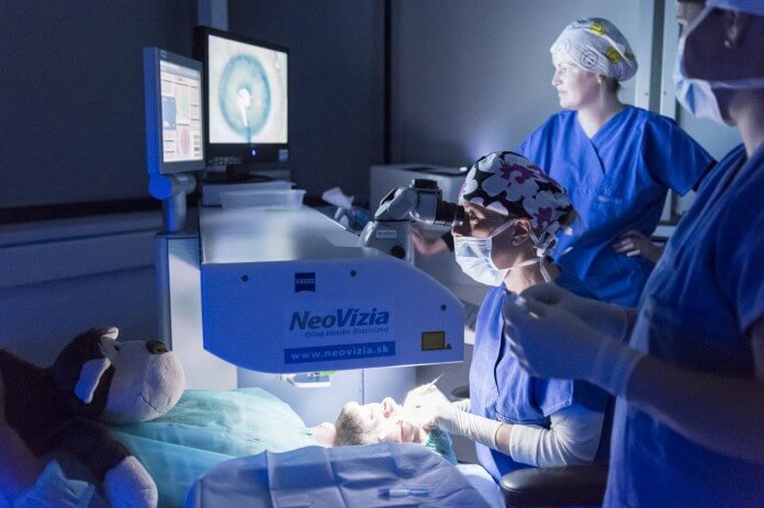 bezbolestná laserová operácia očí femtosekundovým laserom