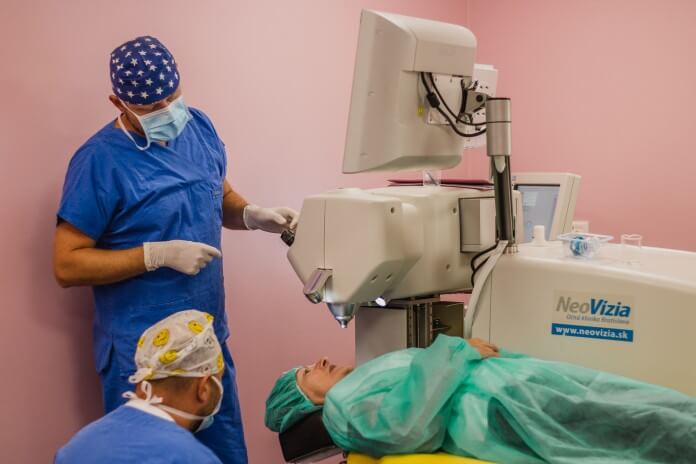 operácia sivého zákalu za asistencie femtosekundového lasera LenSx