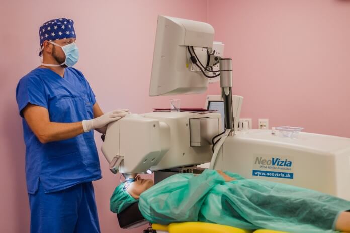 operácia sivého zákalu za asistencie femtosekundového lasera LenSx
